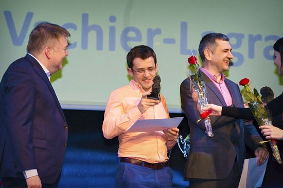 Aronian mira complacido su trofeo, plata en el tablero 1, a su izq. Bologan, que fue oro