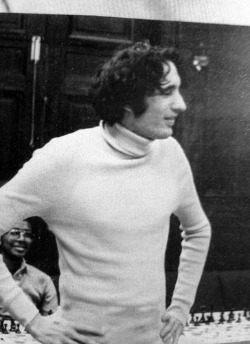 Asa Hoffmann autor de la frase No puedes bailar en dos bodas Facebook