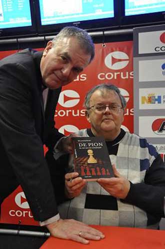 Autores del libro De Pion Hans Bohn y Yochanan Afek en Wijk aan Zee