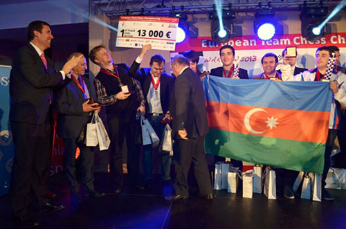 Azerbaián, con el ruso ex campeón mundial Khalifman como capitán. Campeonato Europa Equipos 2013
