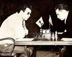 Benko, con anteojos anti hipnosis, frente a Tal en Belgrado 1959