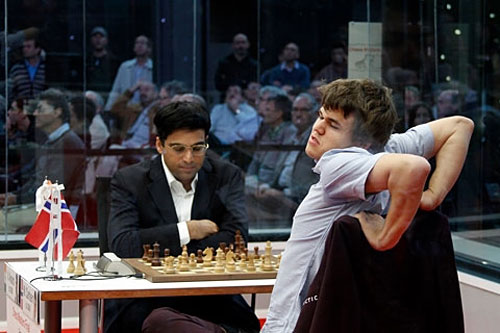 Bilbao R 9 Magnus estirándose en su partida con Anand