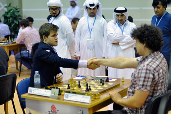 Blitz R 21 Korobov abandona, Carlsen es también el nuevo campeón del mundo de blitz 