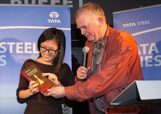 Bohm regala a Hou Yifan el libro La Dama en Wijk aan Zee 2015 