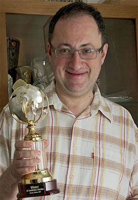 Boris Gelfand con su trofeo de los matches de Candidatos 