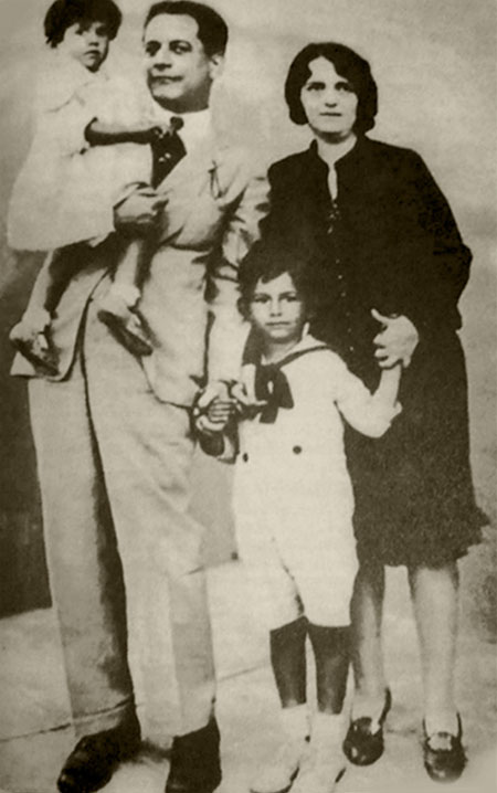 Capablanca con su entonces esposa Gloria Simoni y sus hijos José Raúl y Gloria en 1927