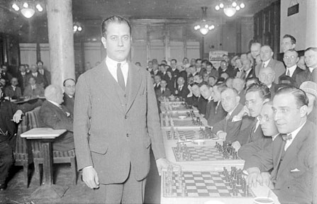 Raul Capablanca vs Vladas Mikenas. Argentine Olympics, 1939