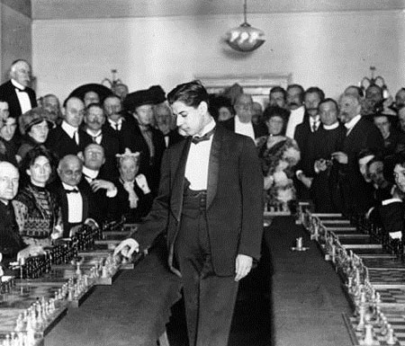 Capablanca dando simultáneas en el Imperial Chess Club de Londres 1911