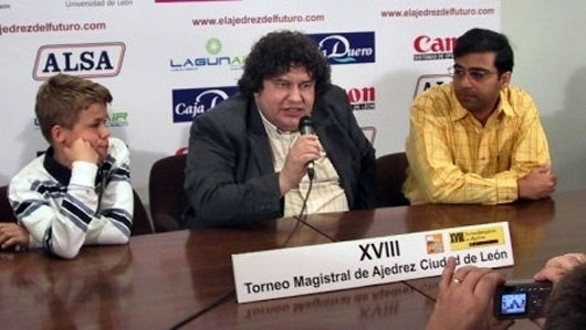 Carlsen, Franco y Anand, León 2005