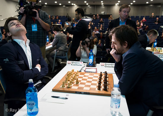 Carlsen en una de sus poses extrañas, venció a Grischuk en dramática última ronda