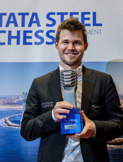 Magnus Carlsen y el trofeo de su victoria 5 en Wijk aan Zee