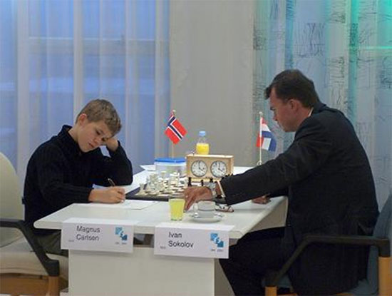 Carlsen con 14 años y Sokolov en 2004