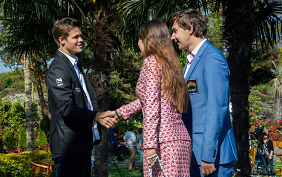 Carlsen feliciatando a los Karjakin por su boda