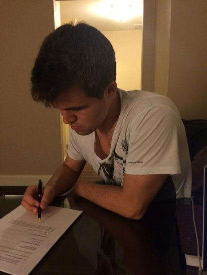 Carlsen firma el contrato para jugar en Sochi