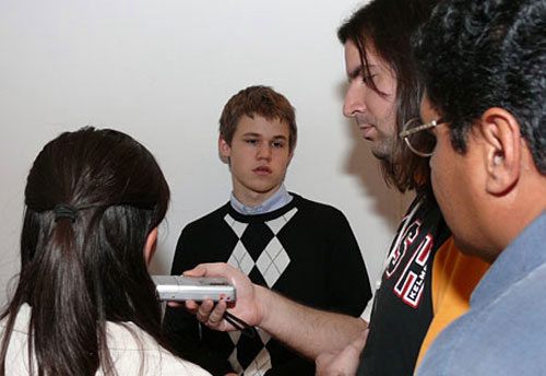 Carlsen respondiendo a la prensa en Morelia 2007 