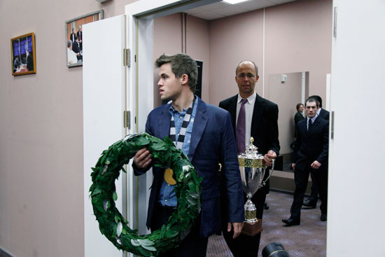 Carlsen vence a Anand y retiene su título en Sochi 2014 