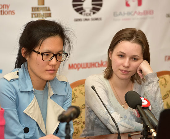 Conferencia de prensa tras la sexta partida de Hou Yifan ante M. Muzychuk