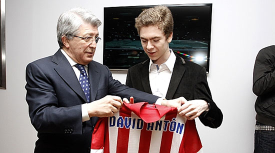 David Antón obsequiado por el Presidente del Atlético de Madrid Enrique Cerezo