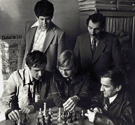 Dvoretsky y Yakov Neishtadt, mirando a los alumnos Yusupov y Dolmatov