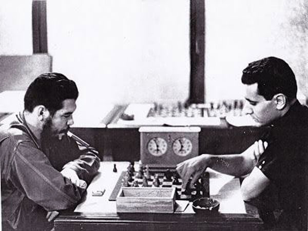 El Che jugando blitz con Larry Evans en el Memorial Capablanca de 1964