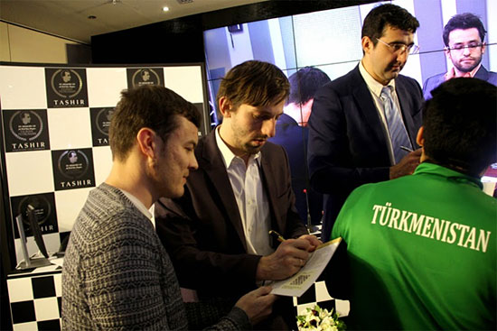 El vencedor Grischuk y el escolta Kramnik firmando autógrafos