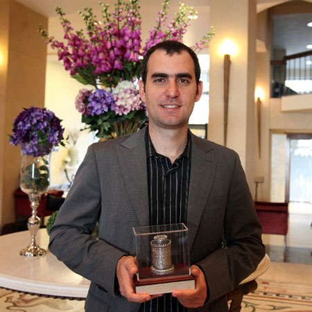 El vencedor con el trofeo de vencedor en Salónica 2013