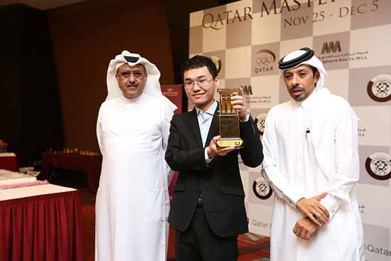 El vencedor de Qatar 2014, Yu Yangyi con su trofeo