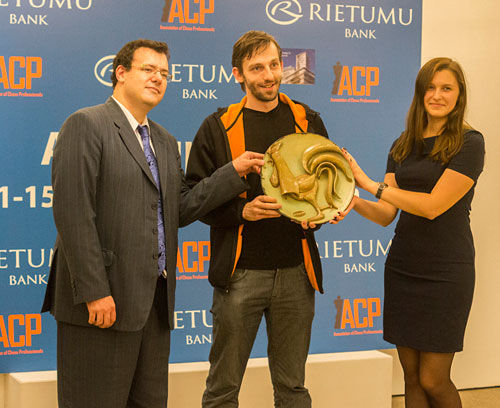 Emil Sutovsky, presidente de la ACP y Yulia Kuzmina de Rietumu Banka entregan el trofeo Galllo de Riga a Grischuk 