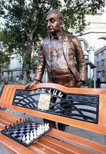 Cuarta estatua de Petrosian en Armenia, la tercera en Ereván, de 2012