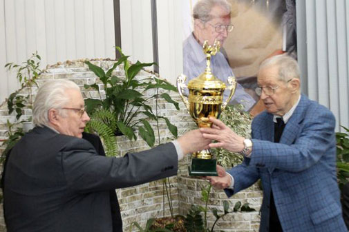 Evgenne Vasiukov entrega un trofeo a Yuri Averbakh 