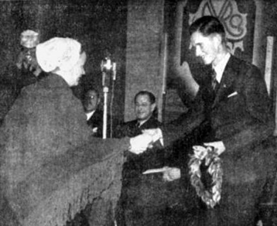 Felicitación al campeón Keres en AVRO 1938