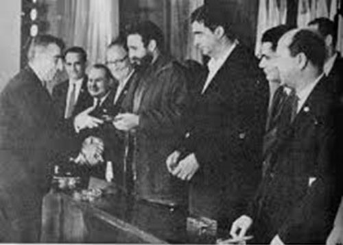 Fidel Castro entrega la medalla de oro de La Habana 1966 al capitán de la URSS Bondarevsky