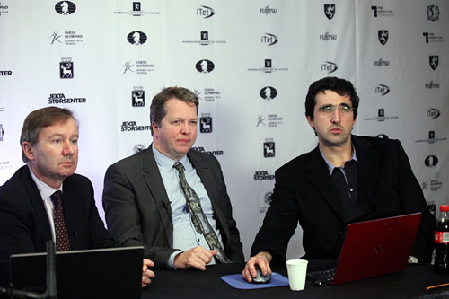 Final 1 Kramnik  comenando su partida con Dirk Jan ten Geuzendam y Nigel Short