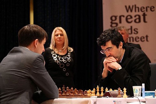 Final 1 Susan Polgar mira el comienzo de la 1ª partida
