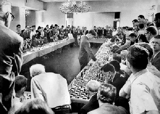 Fischer da simultáneas en la prisión de Rikers Island en 1960