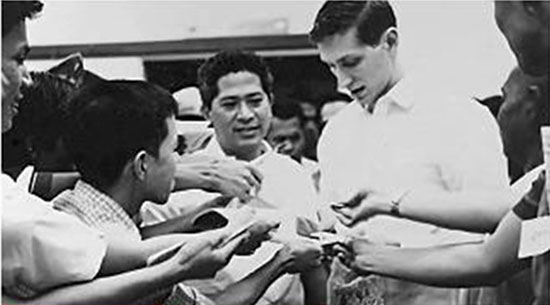 Fischer en Filipinas 1967, a su derecha Campomanes