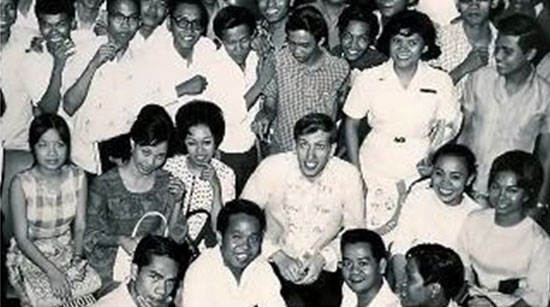 Fischer en Filipinas 1967, rodeado de admiradores