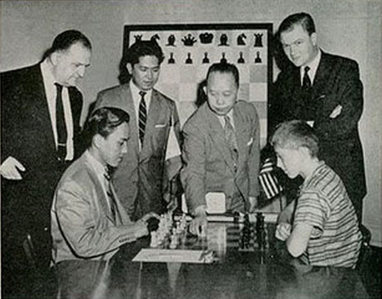 Fischer en Nueva York en 1957 en un match ante Rudolf Cardozo