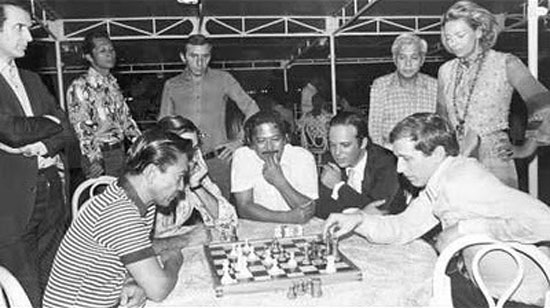 Fischer en Filipinas en 1973 jugando con Ferdinand Marcos