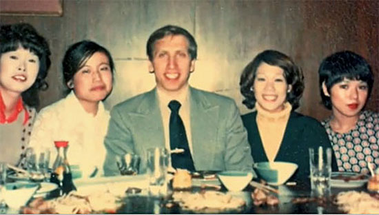 Fischer en Filipinas en 1973 rodeado de admiradoras