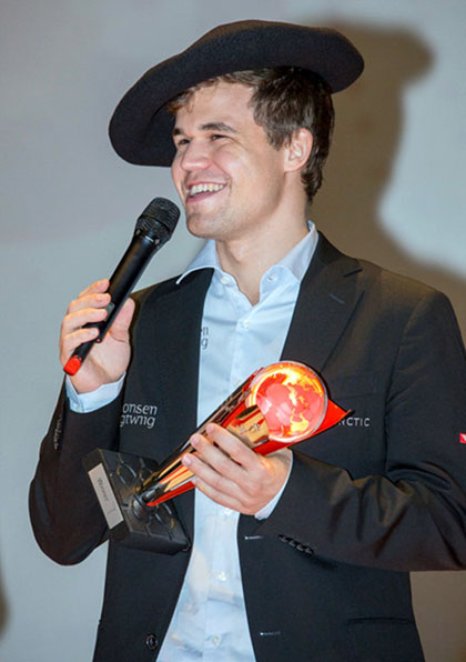 Foto de Carlsen con la txapela de campeón y su trofeo
