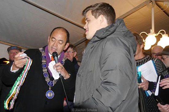 Freek Ossel, Alcalde de Wijk aan Zee nombra Ciudadano Honorario de la ciudad a Magnus Carlsen 