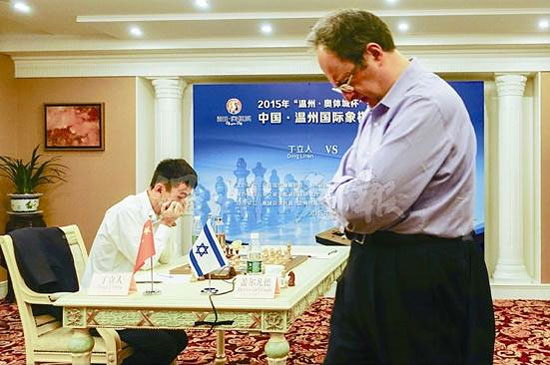 Gelfand paseando y Ding Liren muy concentrado