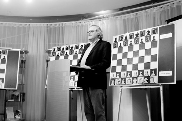 Hans-Ree dando una conferencia en el centro Max Euwe de Ámsterdam, octubre de 2011
