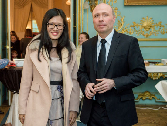 Hou Yifan y su entrenador, Vladimir Chuchelov