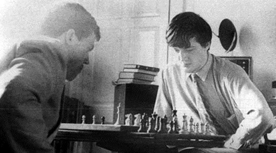 Hugh Laurie jugando al ajedrez contra Stephen Fry