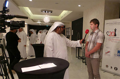 Igor Kurnosov concediendo una entrevista a la TV de Emiratos Árabes Unidos tras ganar en Abu Dhavi, julio de 2013