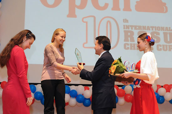 Iljumzhinov entrega el trofeo a la ganadora del Open B, femenino, Olga Girya 