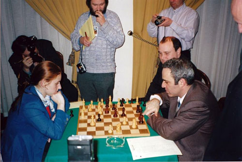 Judit Polgar Post morten con Kasparov Linares 2001 