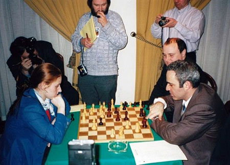 Judit Polgar y Kasparov en Linares 2001